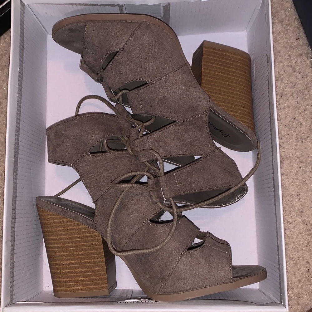 Qupid taupe suede size 8.5 heels